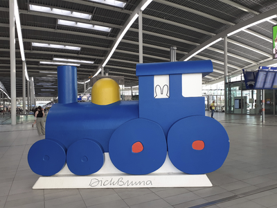 908922 Afbeelding van een model van een stoomlocomotiefje met nijntje, ontworpen door Dick Bruna, in de stationshal van ...